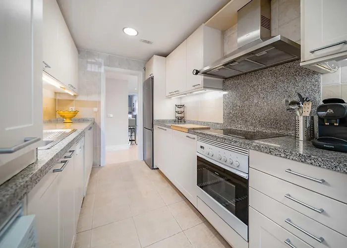 Апартаменты Beachfront Golden Mile Puento Sea View Wifi